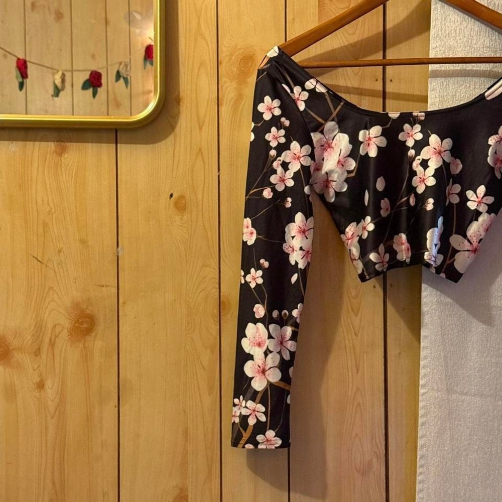 Cherry Blossom Long Sleeve Crop Top Womens‎ Size Small